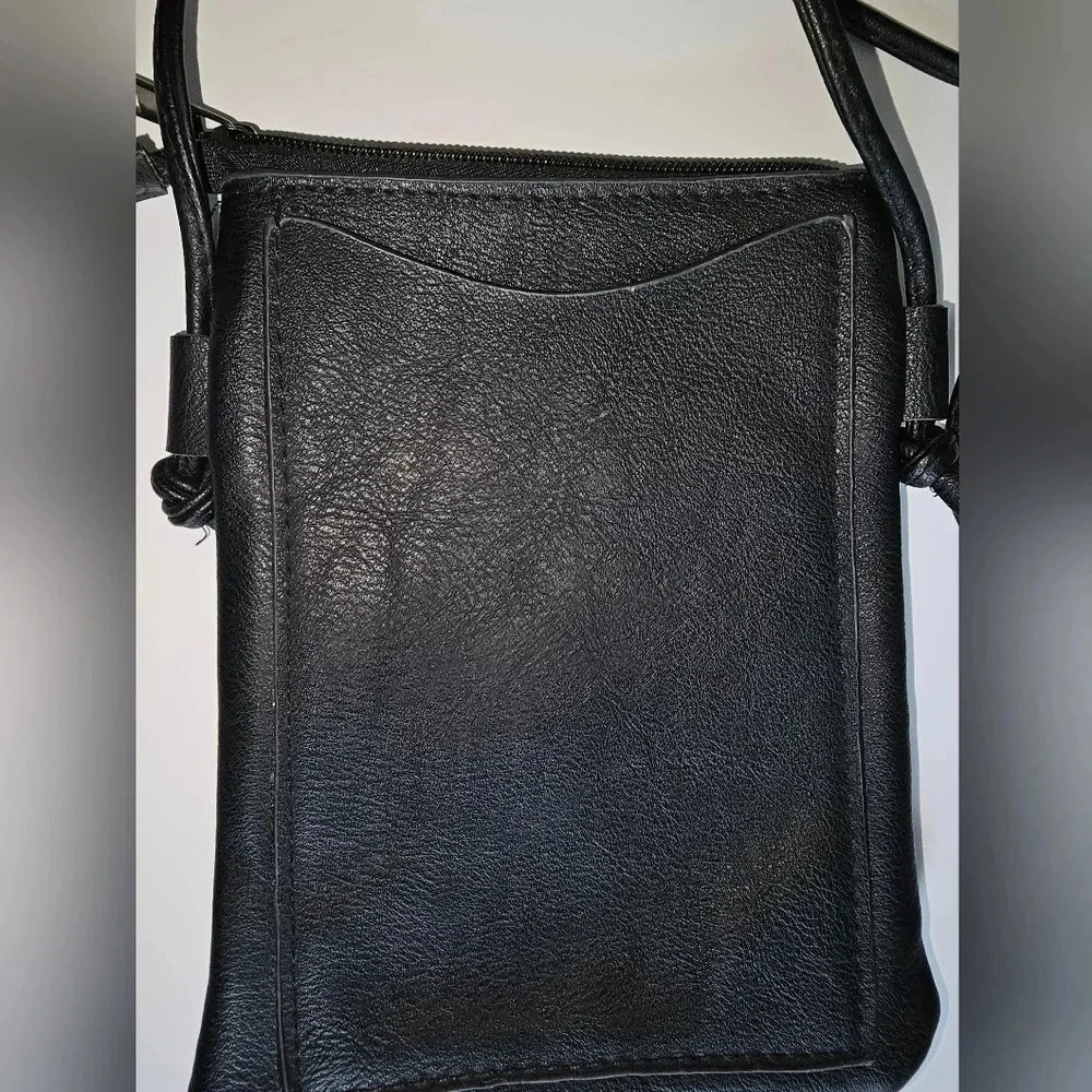 Moda CrossBody Bag Vegan Leather  Embellishment Pattern Zip Closure - Picture 4 of 8
